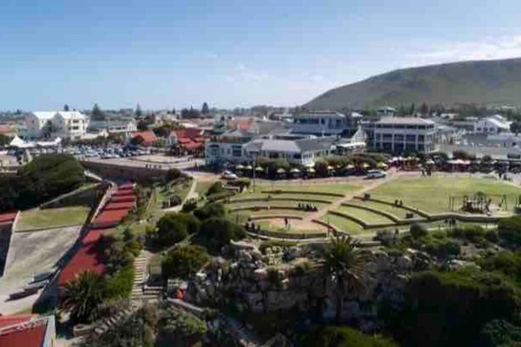 Central Modern Studio Apartment, Hermanus Waterfront Zewnętrze zdjęcie